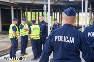 policjanci i funkcjonariusze Straży Ochrony Kolei