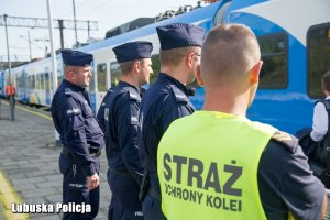 współpracujący funkcjonariusze policji i SOK