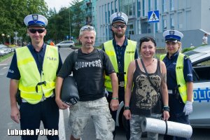 policjanci ruchu drogowego i uczestnicy festiwalu