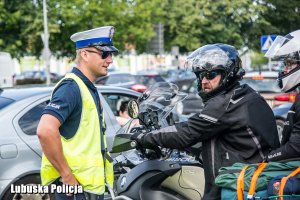policjant ruchu drogowego i motocyklista