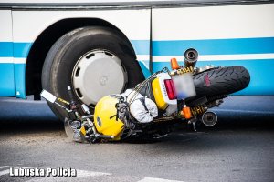 zderzenie motocykla i autobusu