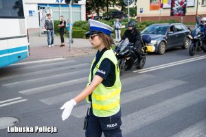 policjantka kieruje ruchem