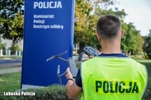 policjant z zabezpieczonym dronem