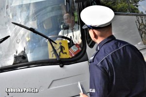 Policjant kontrolujący autokar