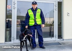 Asp. Ernest Pondel z przygarniętym psem.