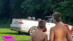 Pojazd BMW na plaży w Sławie