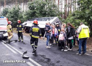 Miejsce zdarzenia drogowego z udziałem autobusu.