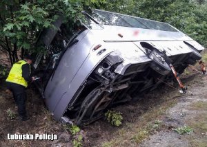 Uszkodzony w wyniku zdarzenia autobus.