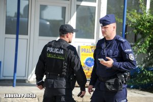 Policjanci na miejscu zdarzenia.