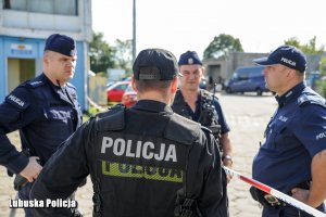 Policjanci na miejscu zdarzenia.