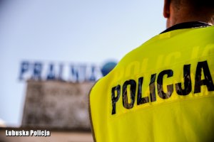 Policjant na miejscu zdarzenia.