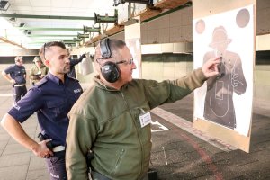 Konkurencja strzelecka - policjant z instruktorem.