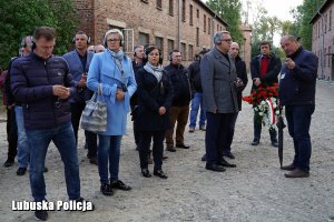 Lubuscy policjanci podczas zwiedzania byłego obozu koncentracyjnego.