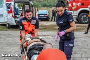 funkcjonariusze udzielają pomocy poszkodowanym