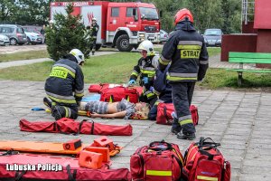 funkcjonariusze udzielają pomocy poszkodowanym