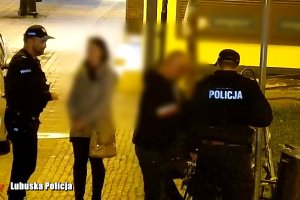 nietrzeźwe osoby i interweniujący policjanci widziani przez monitoring