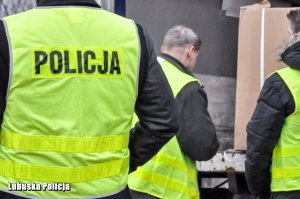 Policjanci w kamizelkach odblaskowych