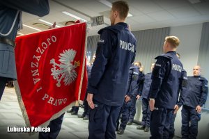 policjanci ślubują na sztandar