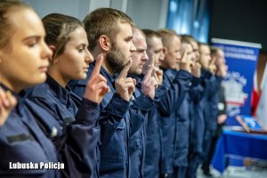 policjanci ślubują na sztandar