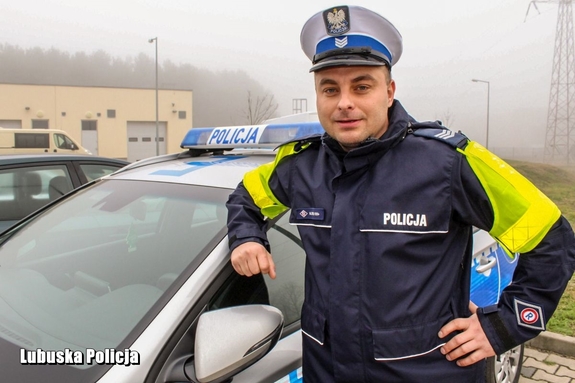 policjant przy radiowozie