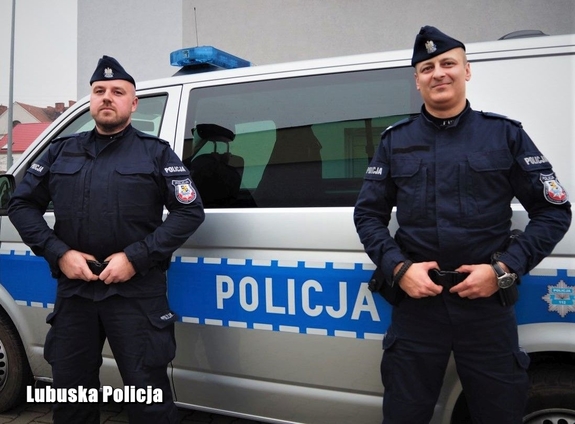 Policjanci przed radiowozem