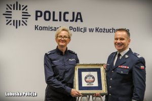 przekazanie gratulacji dla komendanta komisariatu