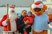 Mikołaj z dziećmi i policjantem