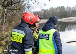 Technik policyjny ze strażakami