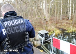 Policjant na miejscu wypadku