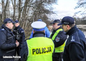 Policjanci na miejscu wypadku