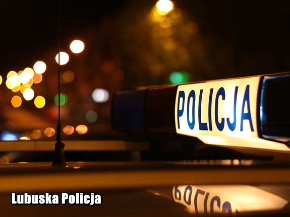 Światła błyskowe policyjnego radiowozu z napisem Policja.