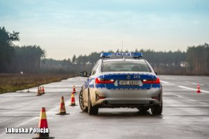 policjanci ćwiczą na torze przeszkód