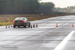 policyjny radiowóz nieoznakowany na torze