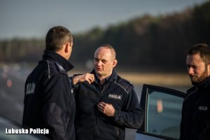 policjanci omawiają ćwiczenia