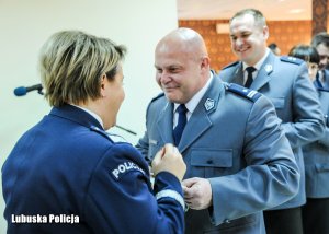 policjant składa życzenia szefowej lubuskiego garnizonu