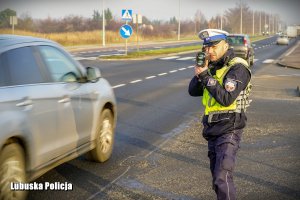 policjant sprawdza prędkość pojazdów