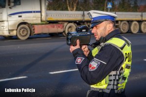 policjant sprawdza prędkość pojazdów