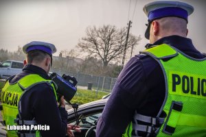 policjanci podczas kontroli drogowej