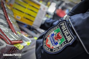 policjantka kontroluje fajerwerki