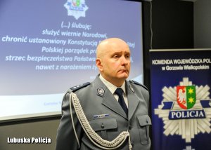 Policjant prowadzący uroczystość