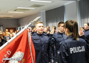 nowi policjanci ślubują