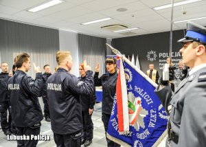 nowi policjanci ślubują