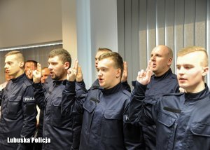 nowi policjanci ślubują