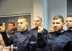 nowi policjanci ślubują