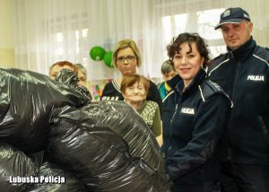 policjanci z workami z odzieżą