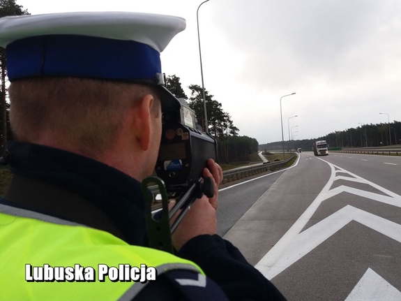 policjant mierzy prędkość pojazdów