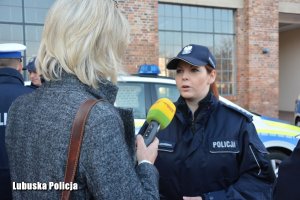 Policjantka podczas słuzby