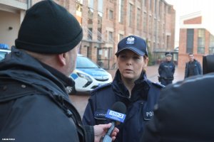 Policjantka udzielająca informacji