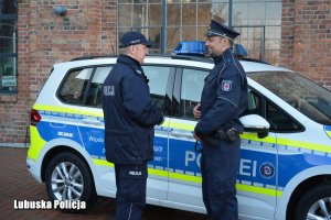 Wspólny patrol na tle pojazdu