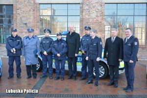 Osoby biorące udział w spotkaniu na wspólnym zdjęciu